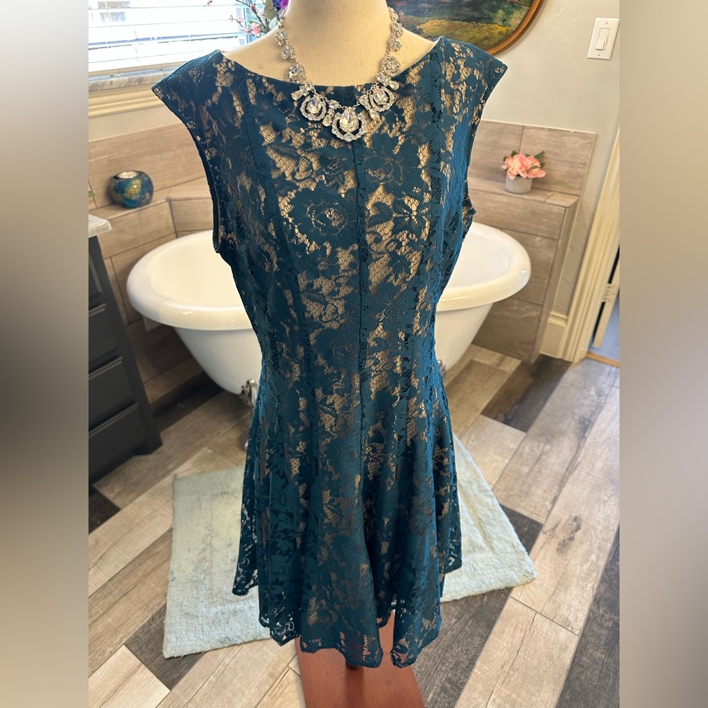 Like new Julian Taylor gorgeous Teal Color Fall with Ivory Undertone Lace - Picture 11 of 14
